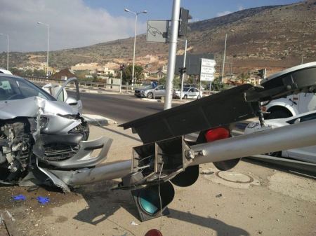  حادث على مفرق مجد الكروم واقتلاع اشارة ضوئية